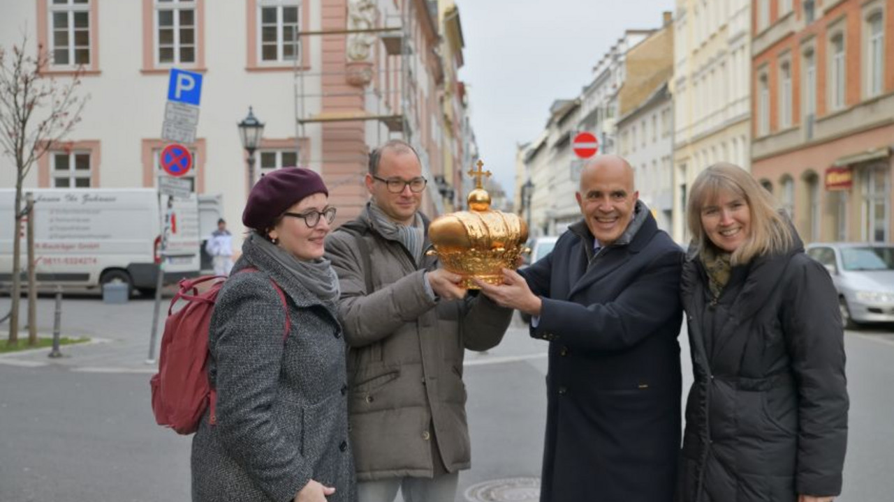 Übergabe der Kronen-Kopie [v.l. Dr. Kathrin Nessel (Denkmalpflege, Stadt Mainz), Dr. Markus Fritz-von Preuschen (Landesdenkmalpflege), Mustafa Erdem (Eigentümer), Dr. Birgit Heide (Landesmuseum) © GDKE, Landesdenkmalpflege, J. Ernst