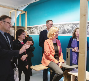 Bauministerin Doris Ahnen und Michael Ebling besichtigen die Schau mit Generaldirektorin Dr. Heike Otto und dem Direktor der Festung Prof. Dr. Andreas Schmauder. Foto: GDKE Rheinland-Pfalz / Kulbe