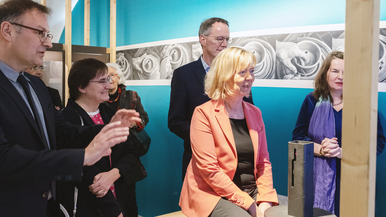 Bauministerin Doris Ahnen und Michael Ebling besichtigen die Schau mit Generaldirektorin Dr. Heike Otto und dem Direktor der Festung Prof. Dr. Andreas Schmauder. Foto: GDKE Rheinland-Pfalz / Kulbe