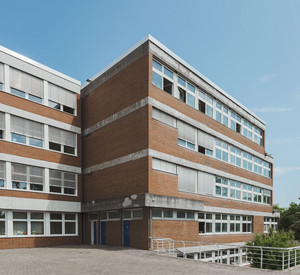 Hauptgebäude, Fassade zum südlichen Pausenhof © Gregor Zoyzola 2018