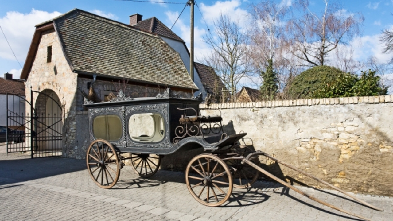 Selzen, Alter Friedhof, Leichenwagen © Claudia Gerner-Beuerle, GDKE, Landesdenkmalpflege Selzen, Alter Friedhof, Leichenwagen © Claudia Gerner-Beuerle, GDKE, Landesdenkmalpflege