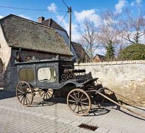 Selzen, Alter Friedhof, Leichenwagen © Claudia Gerner-Beuerle, GDKE, Landesdenkmalpflege