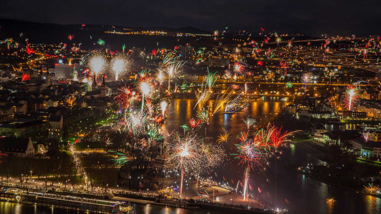 Blick auf Koblenz bei Nacht mit Feuerwerk