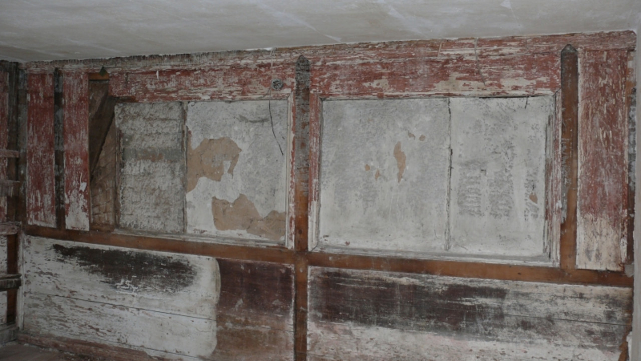 Zeiskam, Wohnhaus, Vertäfelung der Ostwand mit der später zugesetzten ursprünglichen Fensteröffnung © Christian Schüler-Beigang, GDKE, Landesdenkmalpflege