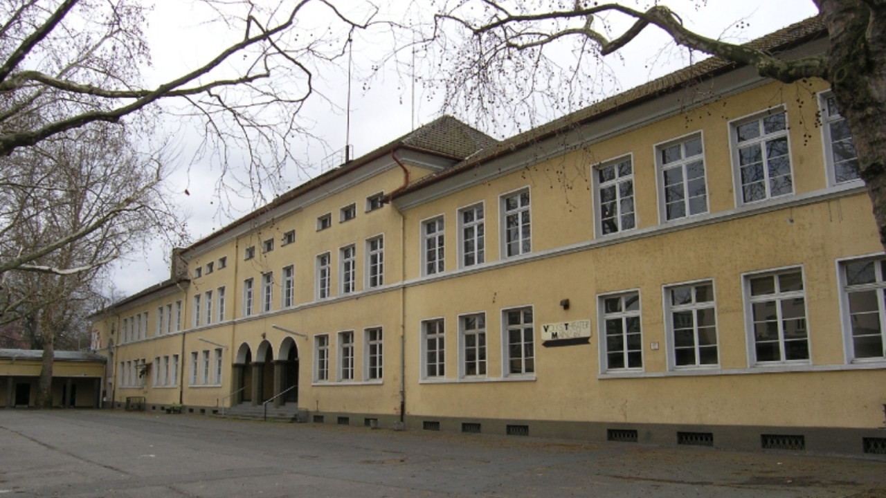 Neutorschule, Hauptbau mit Schulhof © Jutta Hundhausen, GDKE, Landesdenkmalpflege Neutorschule, Hauptbau mit Schulhof © Jutta Hundhausen, GDKE, Landesdenkmalpflege