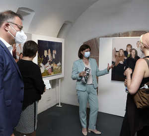 Staatssekretärin Nicole Steingaß beim Besuch der Ausstellung. Foto: GDKE Rheinland-Pfalz / Pfeuffer