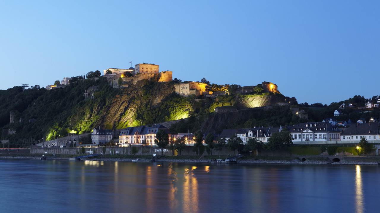 Blick über den Rhein auf Festung und Stadtteil Ehrenbreitstein in der Dämmerung