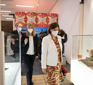 Staatssekretärin Nicole Steingaß beim Besuch der Ausstellung im Landesmuseum Mainz. Foto: GDKE / Stephan Dinges