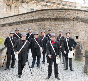 Eine Gruppe kostümierter Männer mit Zylinder