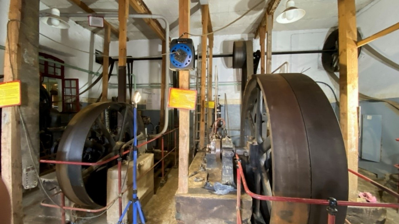 Herr Mandrys beim Arbeitseinsatz vor Ort © Claudia Gerner-Beuerle, GDKE, Landesdenkmalpflege