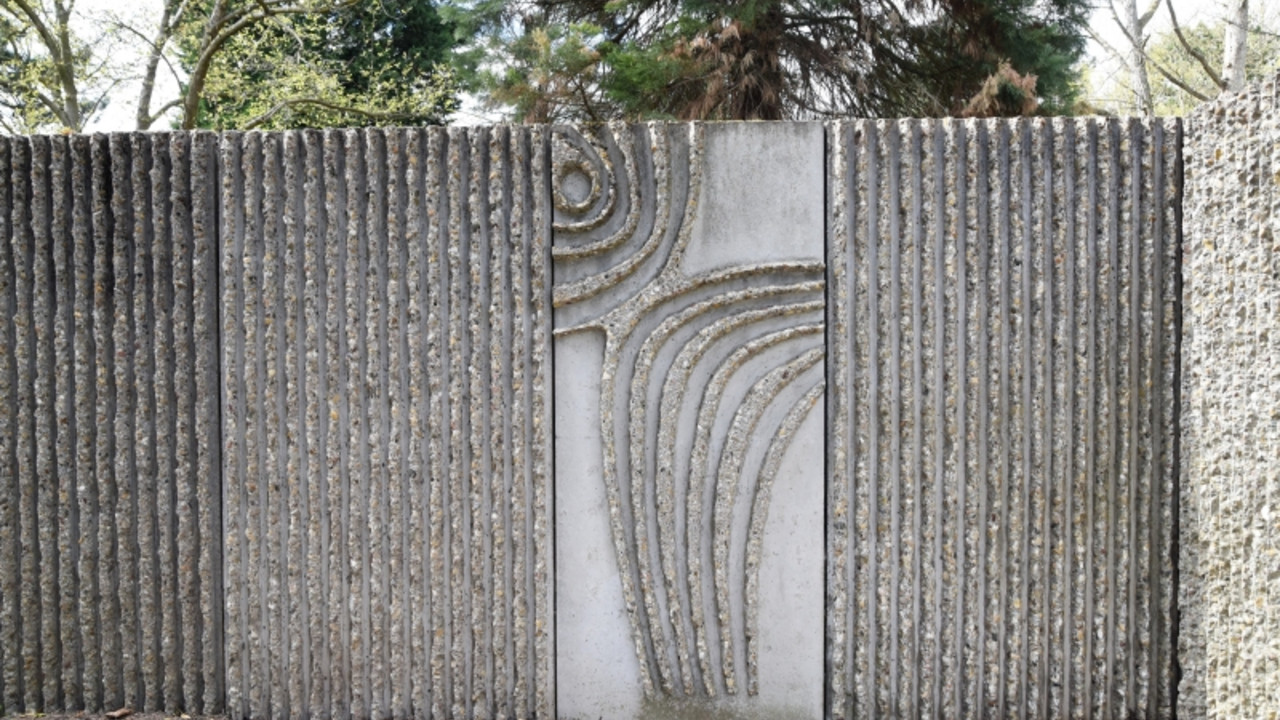 Betonrelief von 1975 im Eingangsbereich an der Nordostecke © Leonie Köhren, GDKE, Landesdenkmalpflege