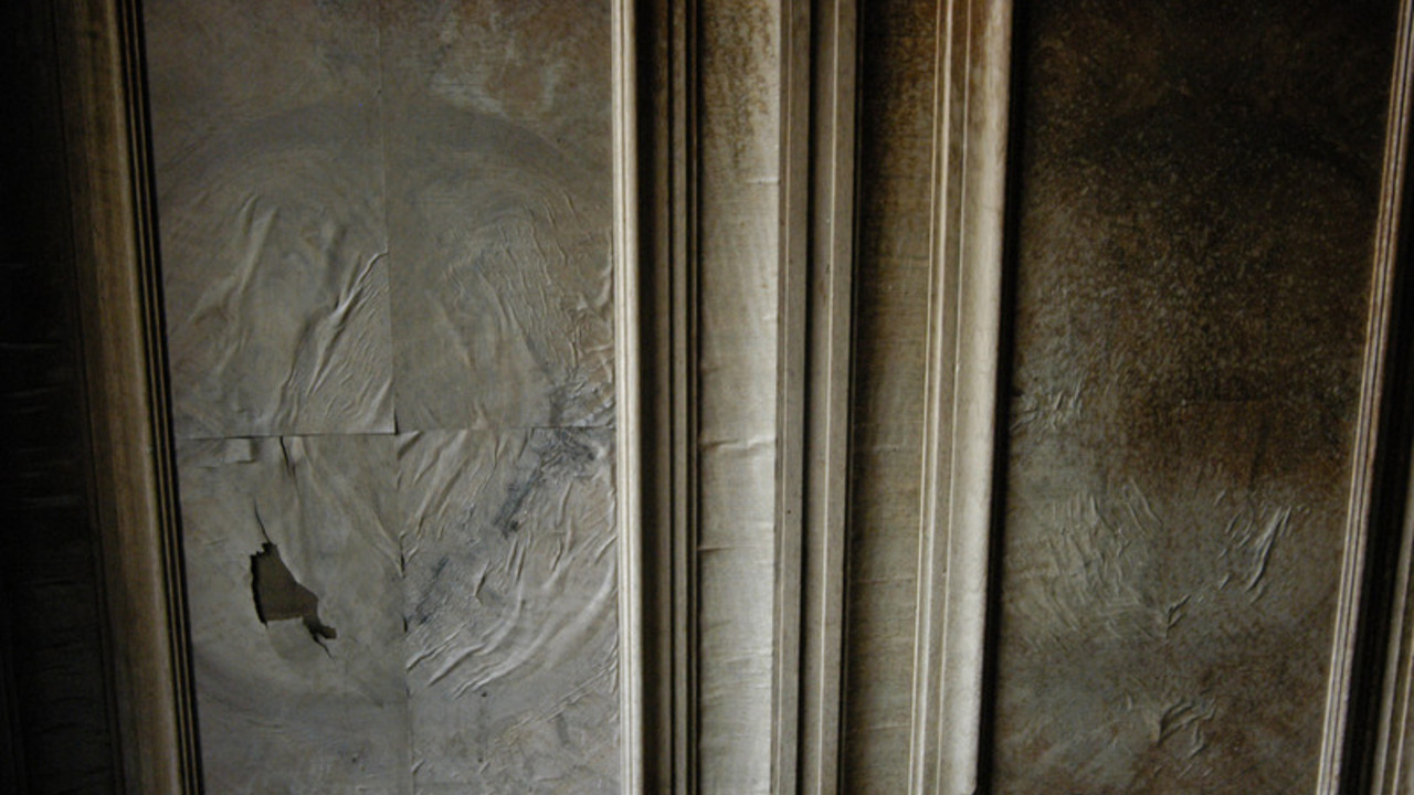 Schäden an Furnier und Überzug © GDKE, Landesdenkmalpflege, M. Hammer