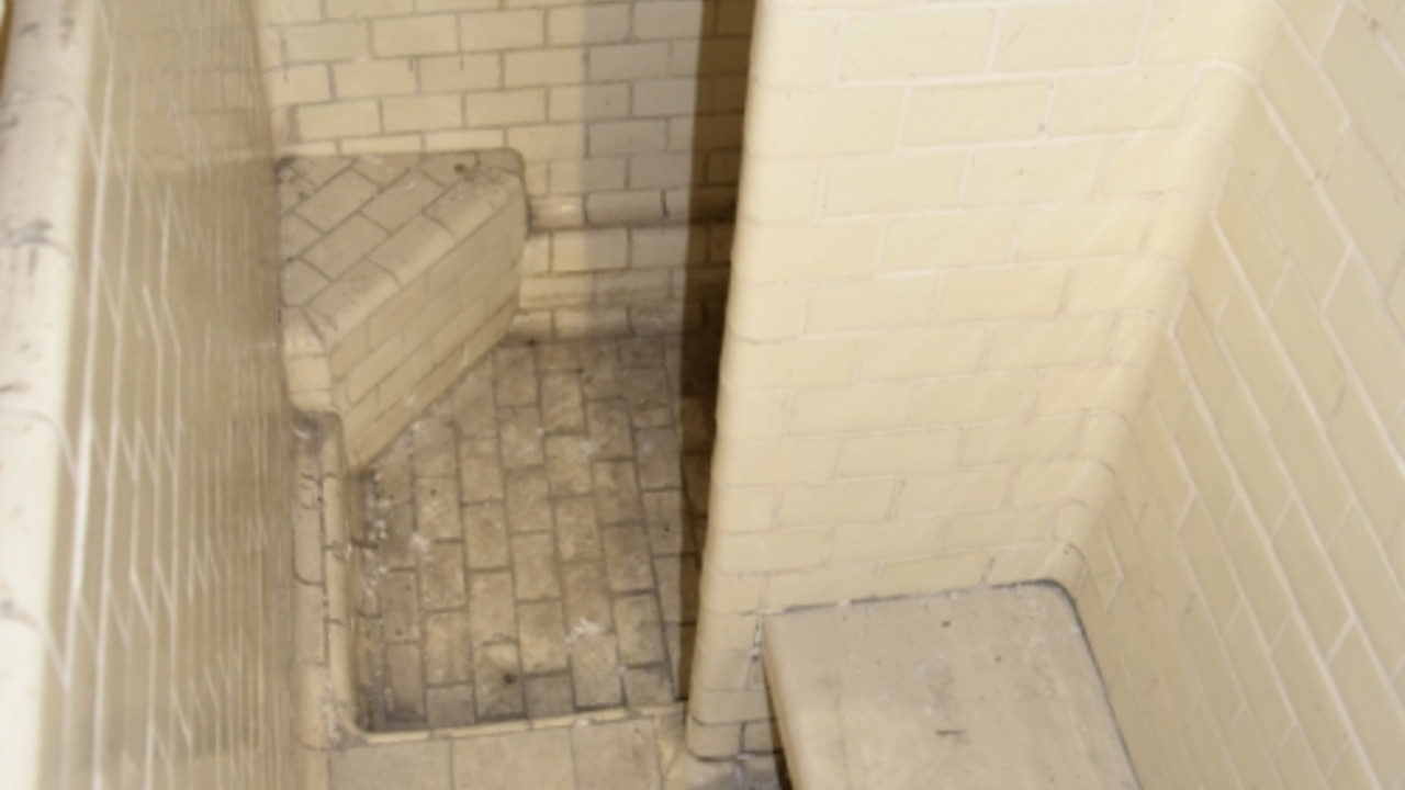 Neutorschule, Volksbad, Einblick in Duschkabine © Niklas Underwood, GDKE, Landesdenkmalpflege Neutorschule, Volksbad, Einblick in Duschkabine © Niklas Underwood, GDKE, Landesdenkmalpflege