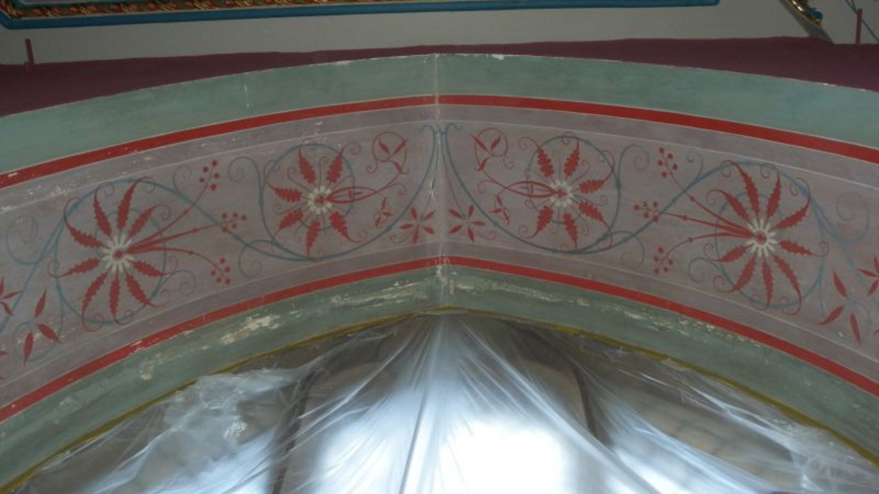 Freigelegte, noch nicht retuschierte Schablonenmalerei am Durchgang zur Terrasse © GDKE, Landesdenkmalpflege, M. Hammer