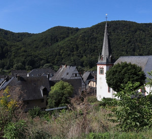 Mesenich, Ortsansicht mit kath. Pfarrkirche © Lucy Liebe, GDKE, Landesdenkmalpflege