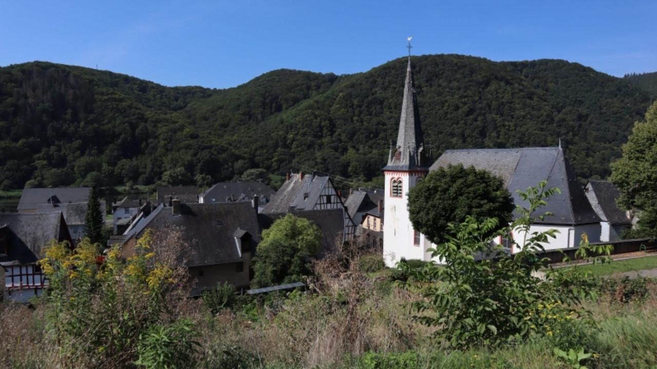 Mesenich, Ortsansicht mit kath. Pfarrkirche © Lucy Liebe, GDKE, Landesdenkmalpflege