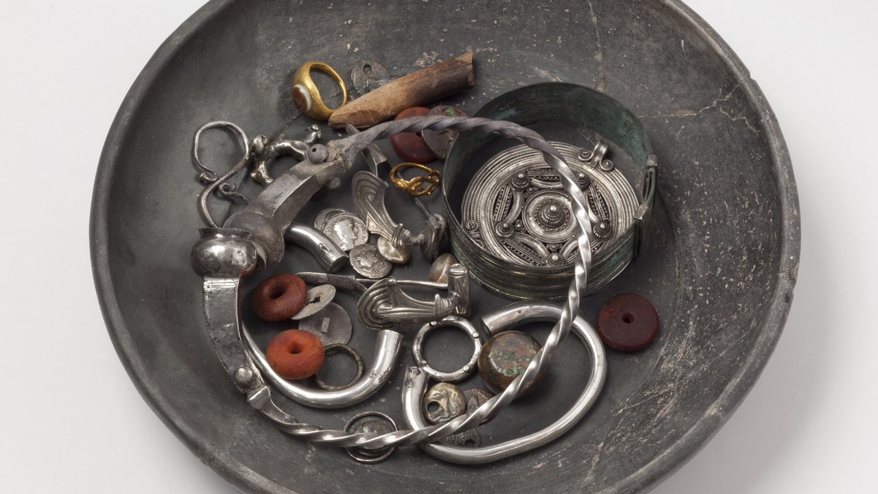 Schale mit antiken archäologischen Gegenständen