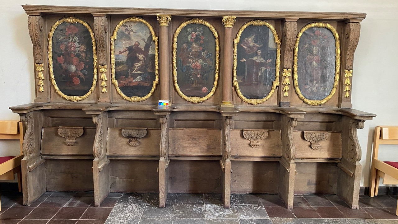 Fragment des insgesamt fünfteiligen Chorgestühls, dass ehemals aus dem Mainzer Welschnonnenkloster stammt und sich heute im östlichen Querhaus in der kath. Pfarrkirche in Heidesheim befindet © Claudia-Gerner Beuerle, GDKE, Landesdenkmalpflege