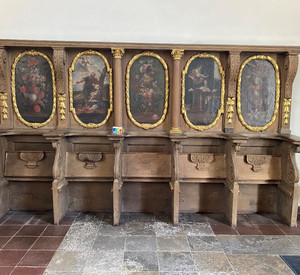 Fragment des insgesamt fünfteiligen Chorgestühls, dass ehemals aus dem Mainzer Welschnonnenkloster stammt und sich heute im östlichen Querhaus in der kath. Pfarrkirche in Heidesheim befindet © Claudia-Gerner Beuerle, GDKE, Landesdenkmalpflege