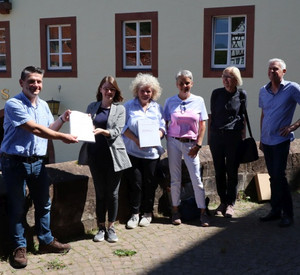 Annweiler, Projektübergabe, v.l.n.r. Stadtbürgermeister Benjamin Seyfried, Lucy Liebe, Jutta Schäffer Alexandra Fink, Ulrike Weber, Hermann Jacob © Lucy Liebe, GDKE, Landesdenkmalpflege