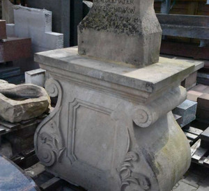 Die drei derzeit eingelagerten Elemente des Wegekreuzes. Der vor einigen Jahrzehnten nachgebildete Sockel © GDKE, Landesdenkmalpflege, Niklas Underwood