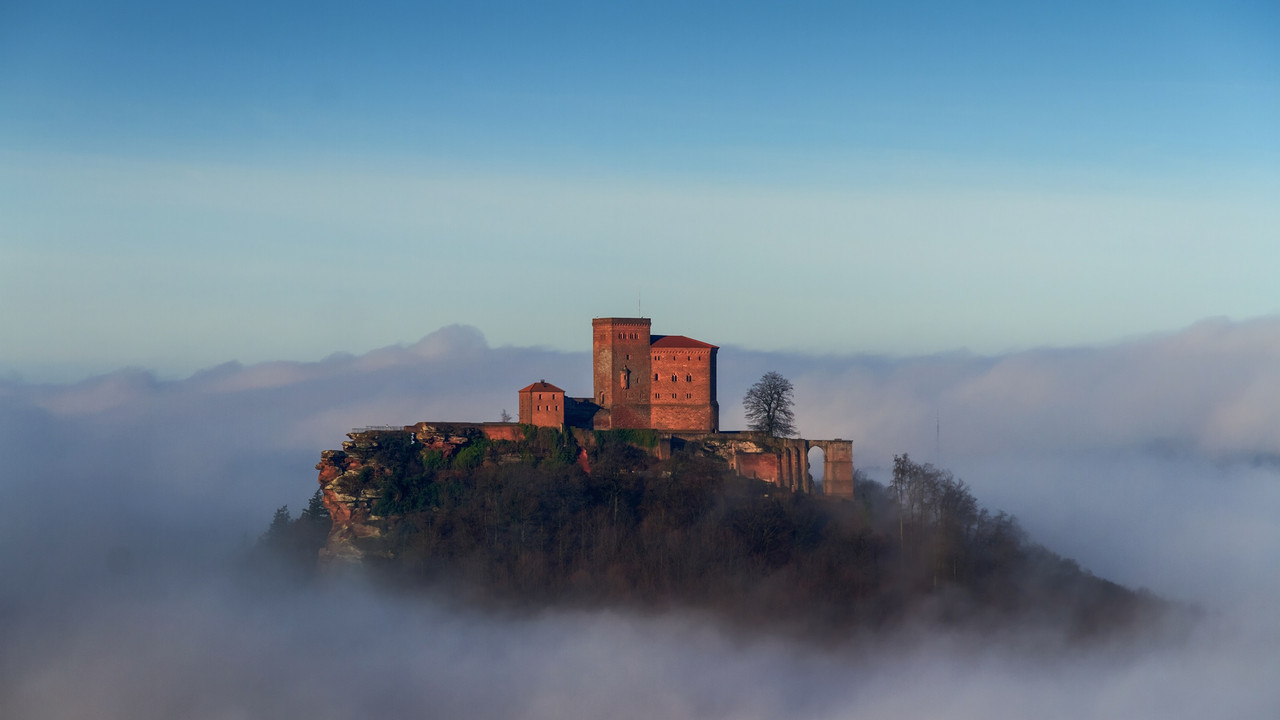 Reichsburg Trifels im Nebel