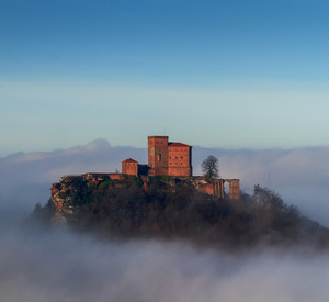 Reichsburg Trifels im Nebel