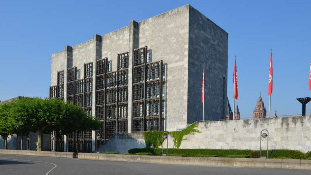 Mainzer Rathaus, Rheinseite mit Rathausplateau @ Georg Peter Karn, GDKE, Landesdenkmalpflege