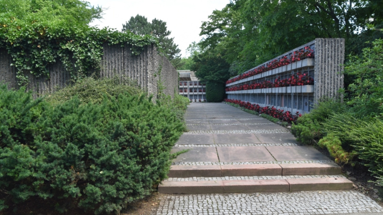 Zugang zum Urnenhof an der südöstlichen Ecke © Leonie Köhren, GDKE, Landesdenkmalpflege