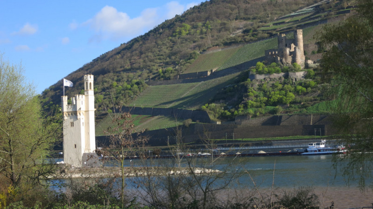 Blick auf das Binger Loch mit Mäuseturm und Ruine Ehrenfels © GDKE, Landesdenkmalpflege, M. Wenzel Blick auf das Binger Loch mit Mäuseturm und Ruine Ehrenfels © GDKE, Landesdenkmalpflege, M. Wenzel