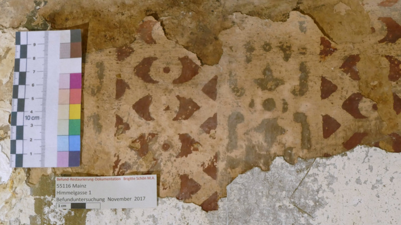 Reste einer spätmittelalterlichen Raumgestaltung (wohl des 15. Jhs.) in einer Schablonen- bzw. Stempeltechnik, Nordwand eines Raums des 1. OG © Restauratorin Brigitte Schön, Ober-Hilberseheim 