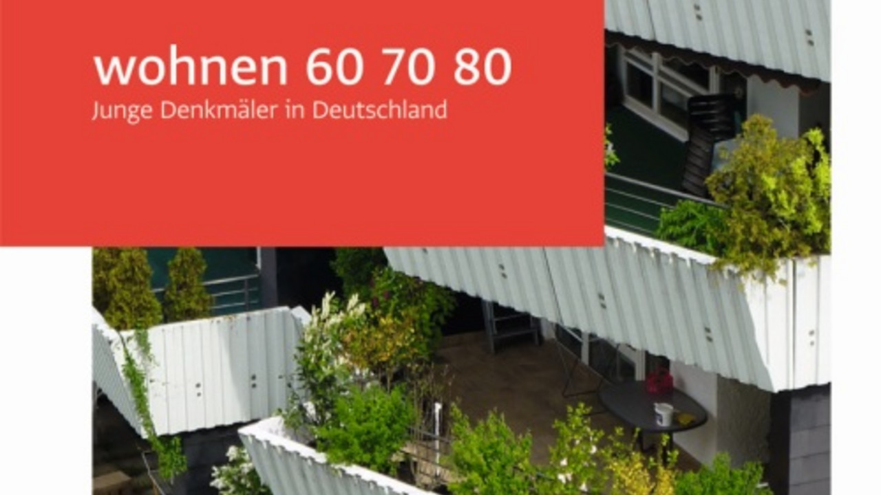 Buchcover „Wohnen 60 70 80. Junge Denkmäler Deutschland“ 
