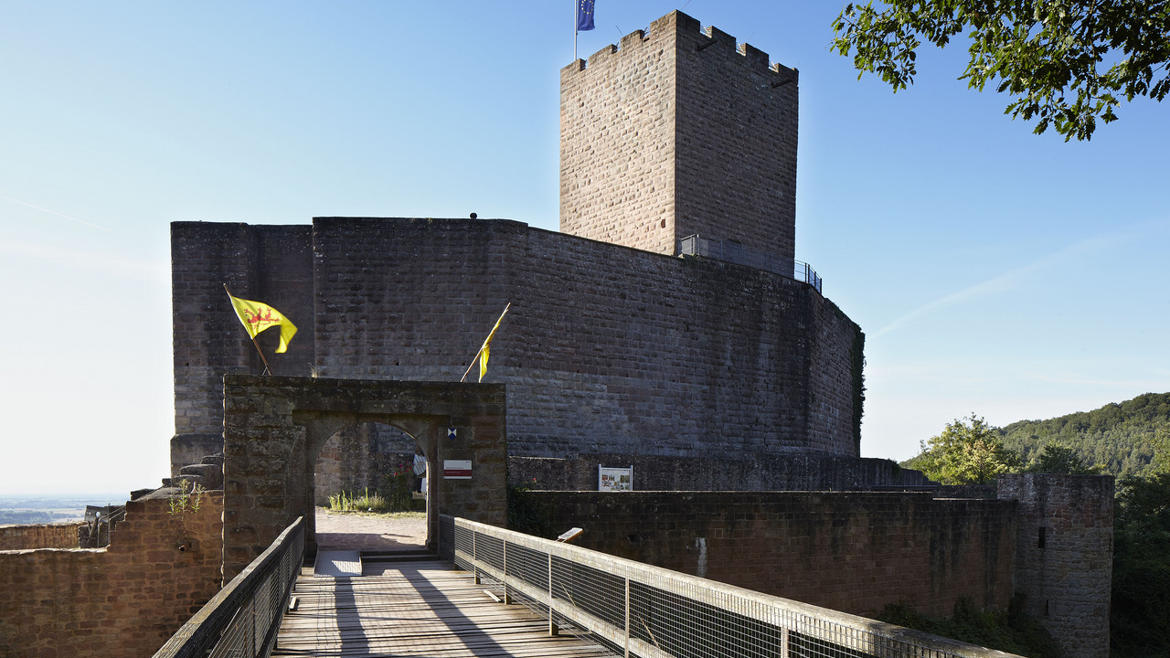 Brücke mit Durchgang und Burgruine