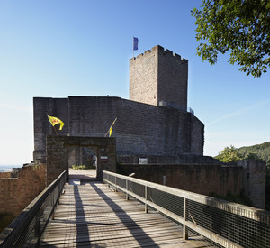 Brücke mit Durchgang und Burgruine
