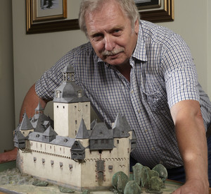 Karl-Heinz Lachmann, Bürgermeister der Stadt Kaub mit einem Modell der Burg Pfalzgrafenstein