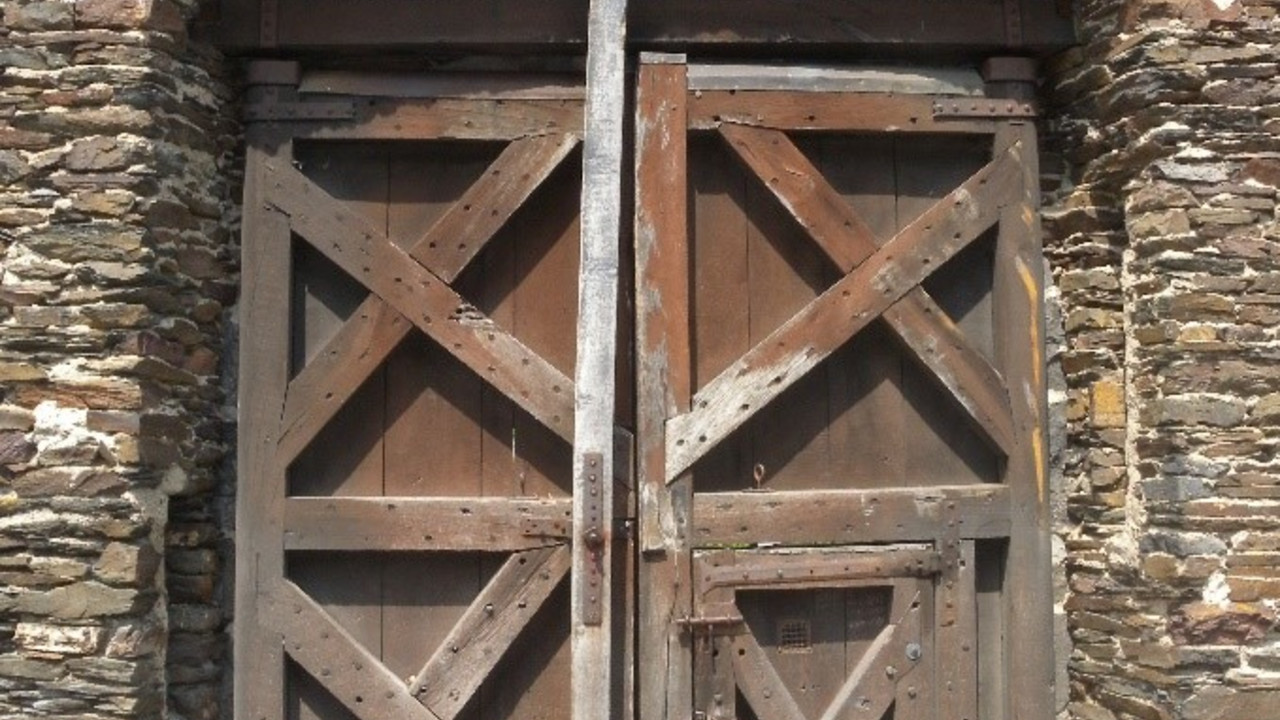 Innenseitige Rahmenkonstruktion des Haupttors mit verwittertem, oxidroten Anstrich © M. Hammer, GDKE, Landesdenkmalpflege
