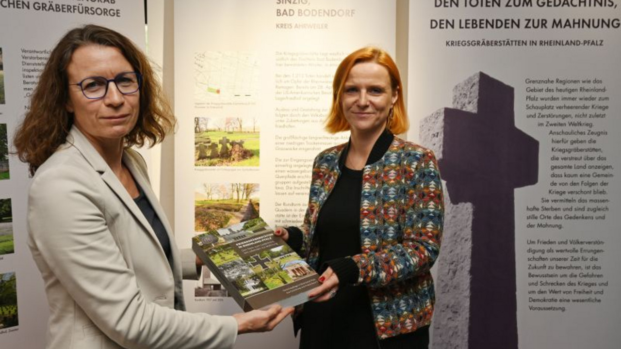 Eröffnung in Ahrweiler: Landrätin Cornelia Weigand (l.) und Katharina Kreuzarek (r.), Projektkoordinatorin der Wanderausstellung (GDKE)