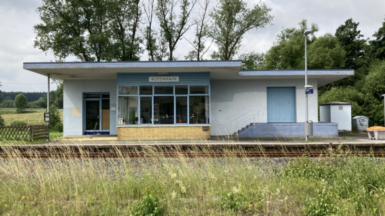 ehem. Bahnhof Rotenhain, Empfangsgebäude mit Güterschuppen © Leonie Köhren, GDKE, Landesdenkmalpflege