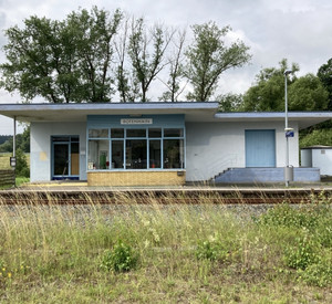 ehem. Bahnhof Rotenhain, Empfangsgebäude mit Güterschuppen © Leonie Köhren, GDKE, Landesdenkmalpflege ehem. Bahnhof Rotenhain, Empfangsgebäude mit Güterschuppen © Leonie Köhren, GDKE, Landesdenkmalpflege