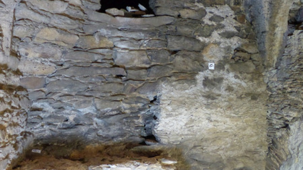Backofen und hoch gelegener, bauzeitlicher Zugang zu Schildmauer und Bergfried © Jutta Hundhausen Backofen und hoch gelegener, bauzeitlicher Zugang zu Schildmauer und Bergfried © Jutta Hundhausen
