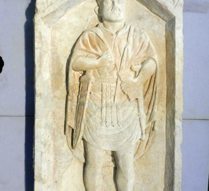 Der römische Grabstein nach Restaurierung. Foto: GDKE Rheinland-Pfalz 