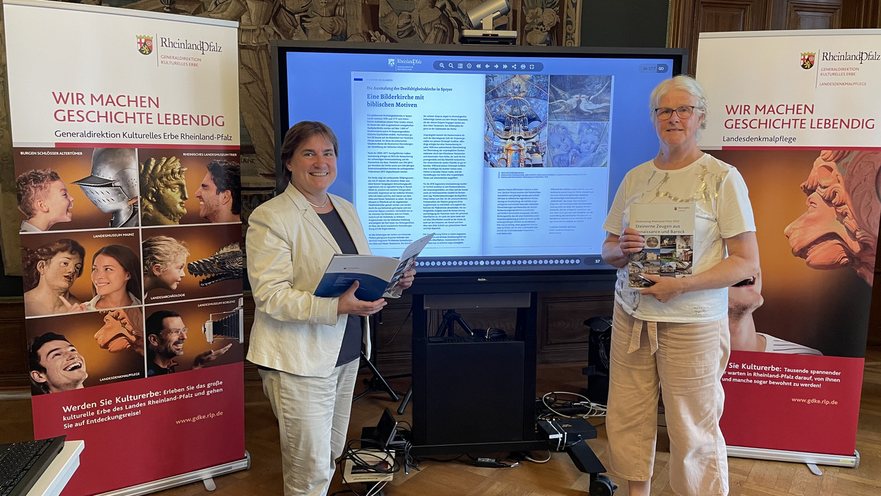 Generaldirektorin Dr. Heike Otto und Landeskonservatorin Dr. Roswitha Kaiser präsentieren die Broschüre. Foto: GDKE Rheinland-Pfalz