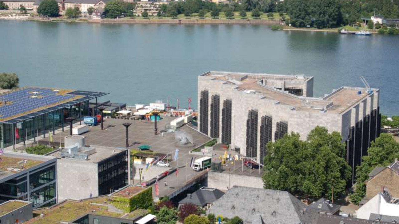 Rathaus mit Jockel-Fuchs-Platz, Blick vom Domturm @ Georg Peter Karn, GDKE, Landesdenkmalpflege