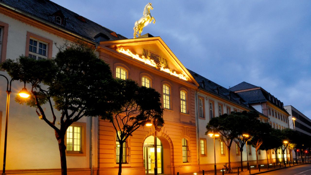 Eingang zum Landesmuseum Mainz am Abend