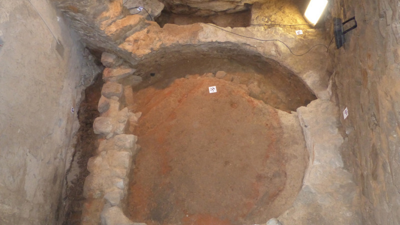 Der Backofen von oben. Vom Arbeitsraum hinter der Mauer links im Bild die frühere Beschickung des Ofens, heute abgemauert © Jutta Hundhausen Der Backofen von oben. Vom Arbeitsraum hinter der Mauer links im Bild die frühere Beschickung des Ofens, heute abgemauert © Jutta Hundhausen