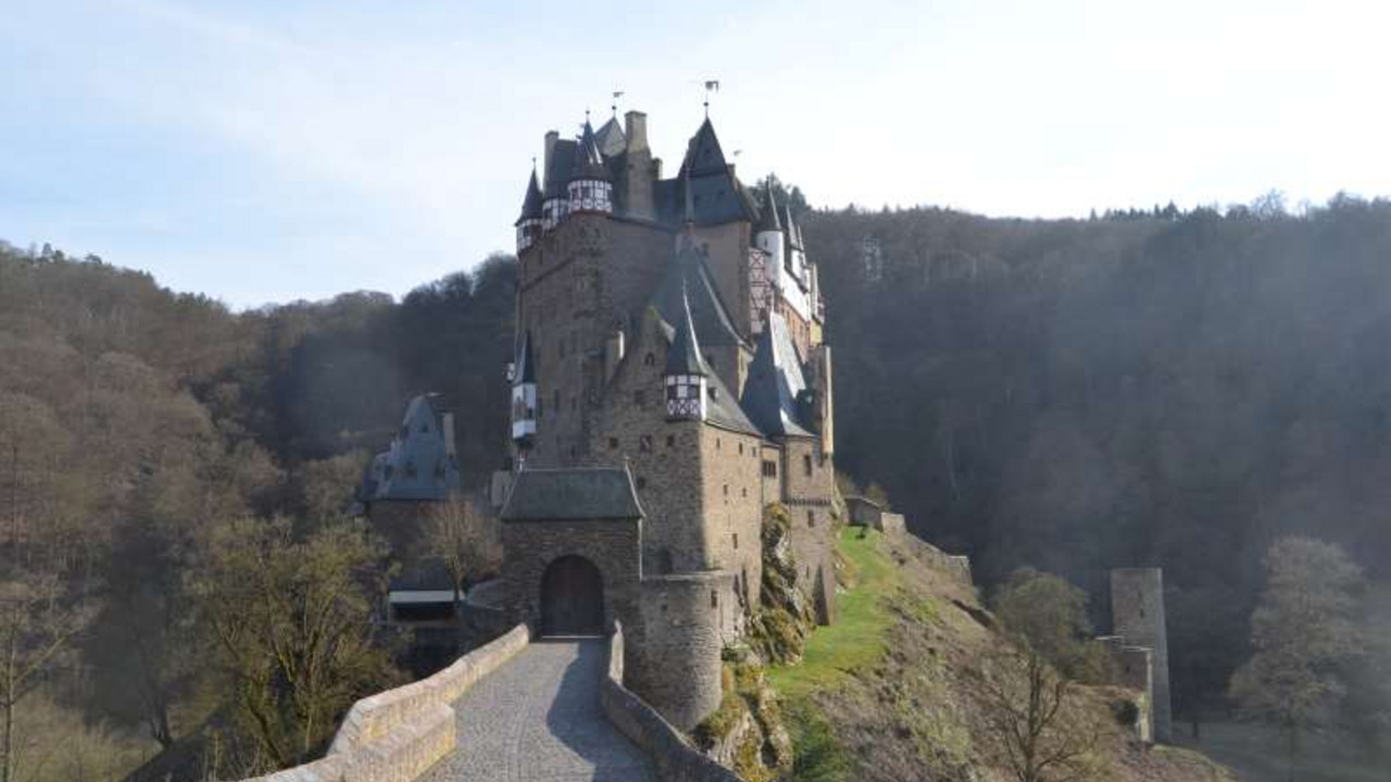 Burg Eltz, Eingangsseite mit Haupttor © Georg PEter Karn, GDKE, Landesdenkmalpflege