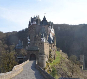 Burg Eltz, Eingangsseite mit Haupttor © Georg PEter Karn, GDKE, Landesdenkmalpflege