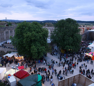 Menschen beim Horizonte-Festival in der Festung Ehrenbreitstein