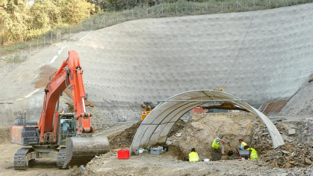 Grabungsfläche vor dem zukünftigen Tunnelportal © GDKE, LA/Erdgeschichte