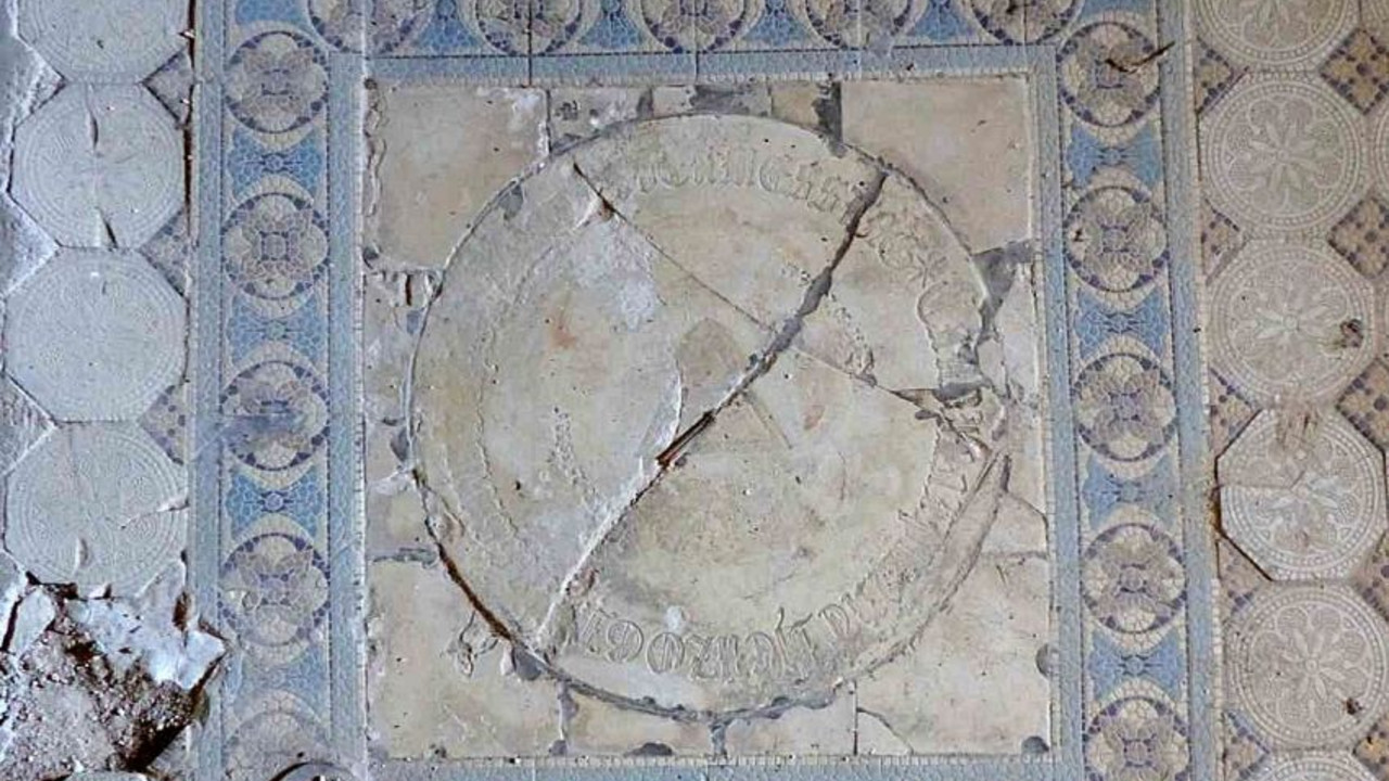 Vermarkung des Nullpunktes der Nassauischen Landesvermessung im Boden des Turmes © GDKE, Landesdenkmalpflege, C. Gerner-Beuerle